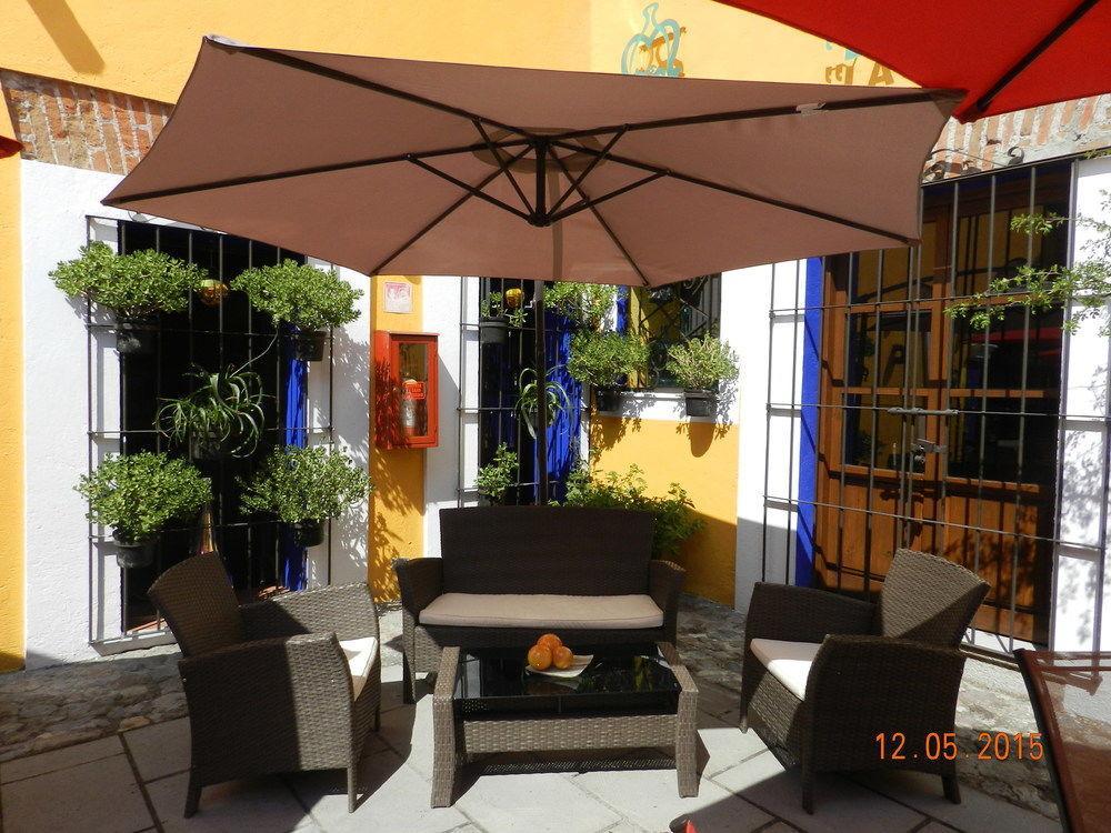 Collection O Al Otro Lado Del Rio, Puebla Hotel Exterior photo A patio in Mexico City