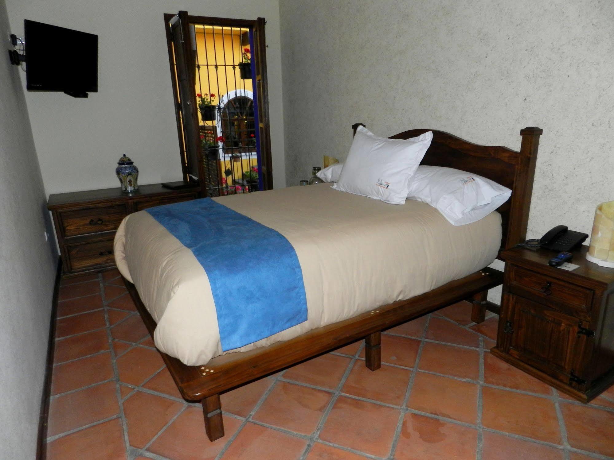 Collection O Al Otro Lado Del Rio, Puebla Hotel Exterior photo A room at Hotel San Cristóbal