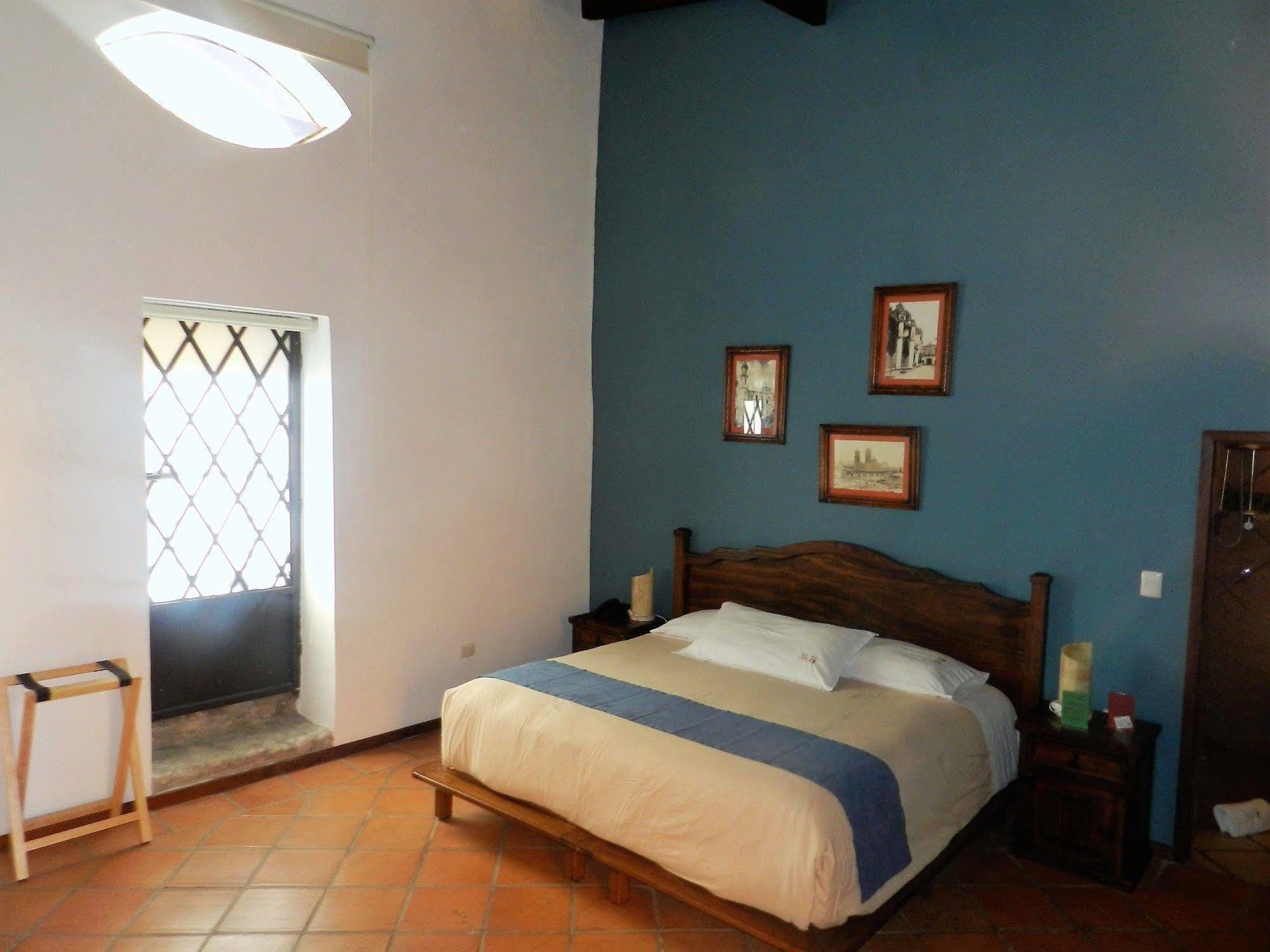 Collection O Al Otro Lado Del Rio, Puebla Hotel Exterior photo A room at Hotel San Cristóbal